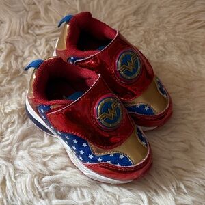 Marvel wonder woman toddlers sz 6 light up sneakers running shoes